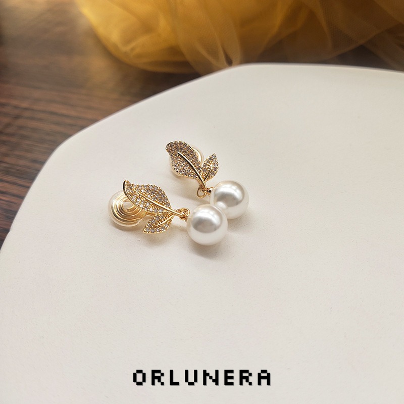 Élan Leaf Pearl Clip-On Earrings product image