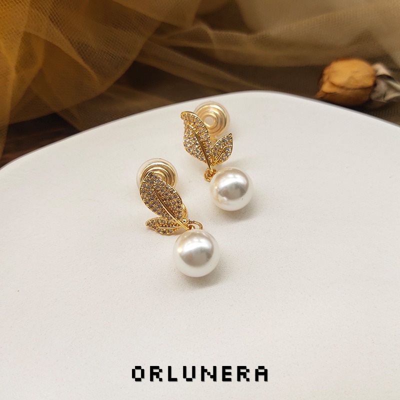 Élan Leaf Pearl Clip-On Earrings product image
