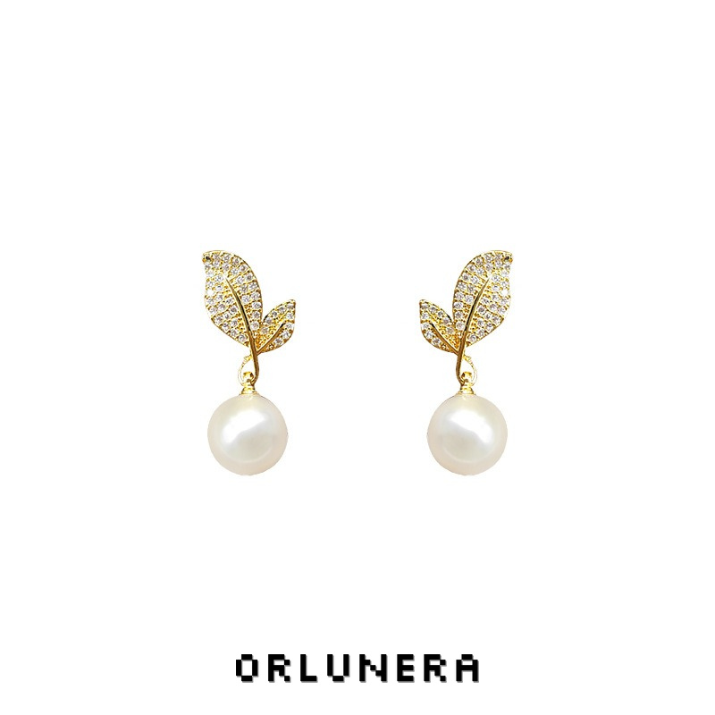 Élan Leaf Pearl Clip-On Earrings product image