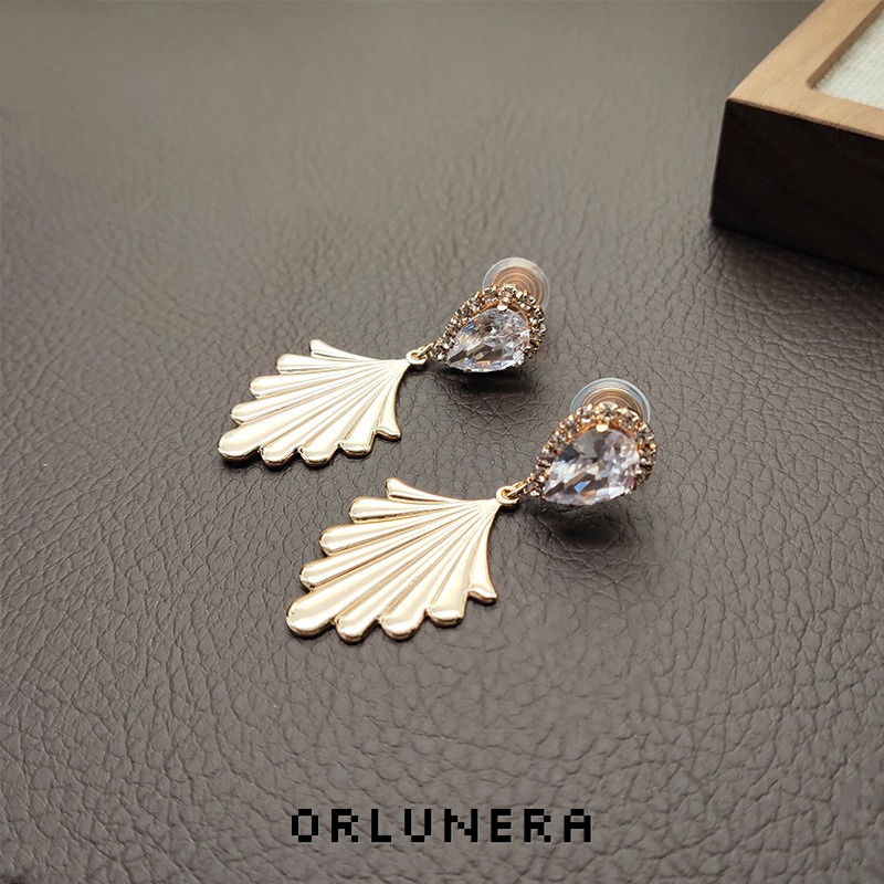 Amara Fan Shell Clip-On Earrings product image