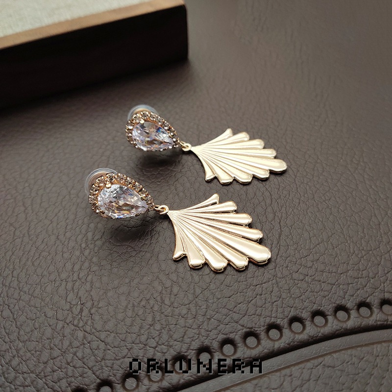 Amara Fan Shell Clip-On Earrings product image