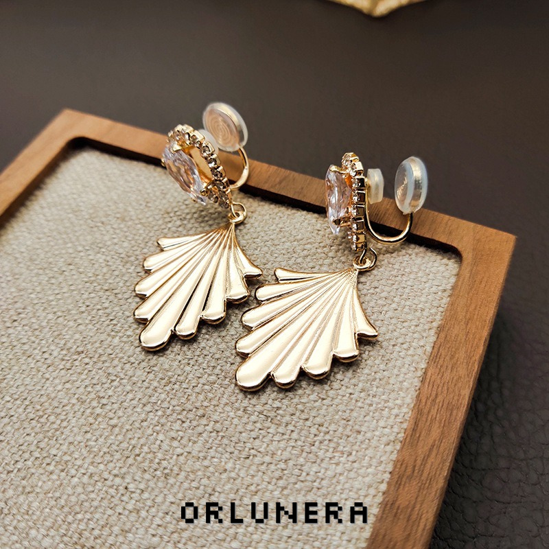 Amara Fan Shell Clip-On Earrings product image