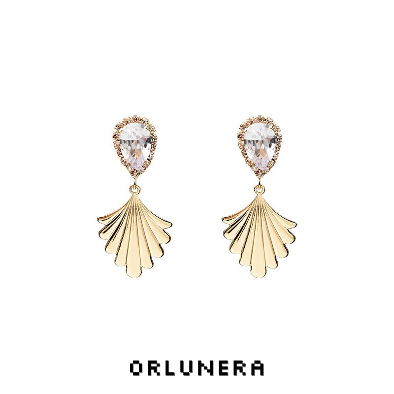Amara Fan Shell Clip-On Earrings product image