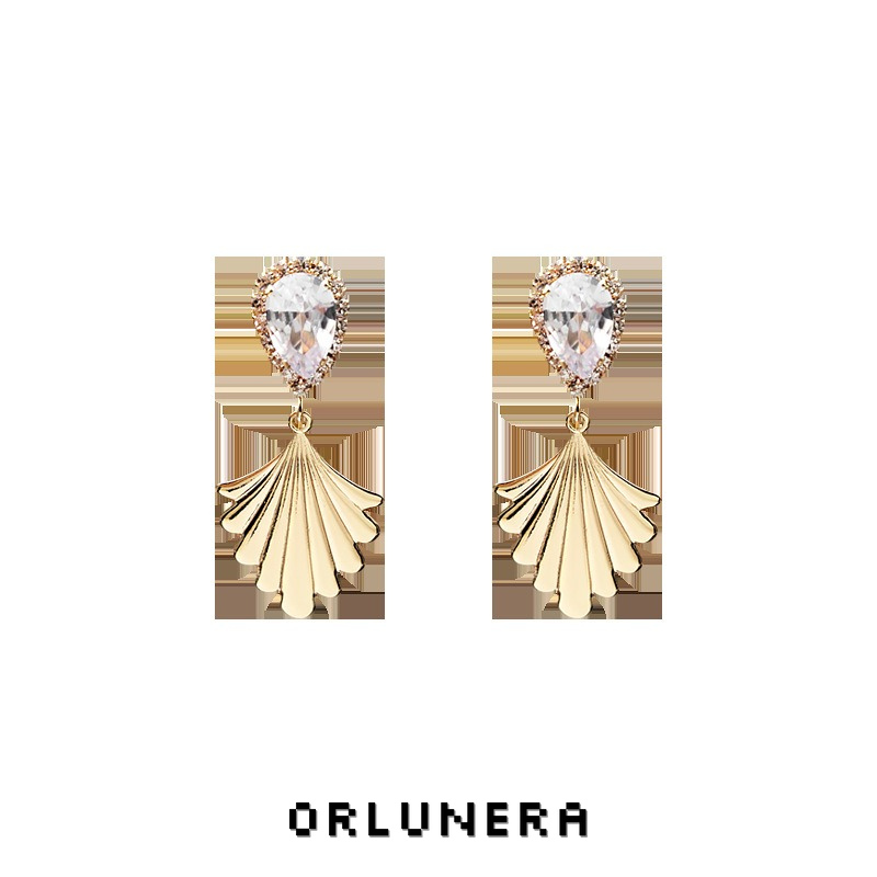 Amara Fan Shell Clip-On Earrings product image