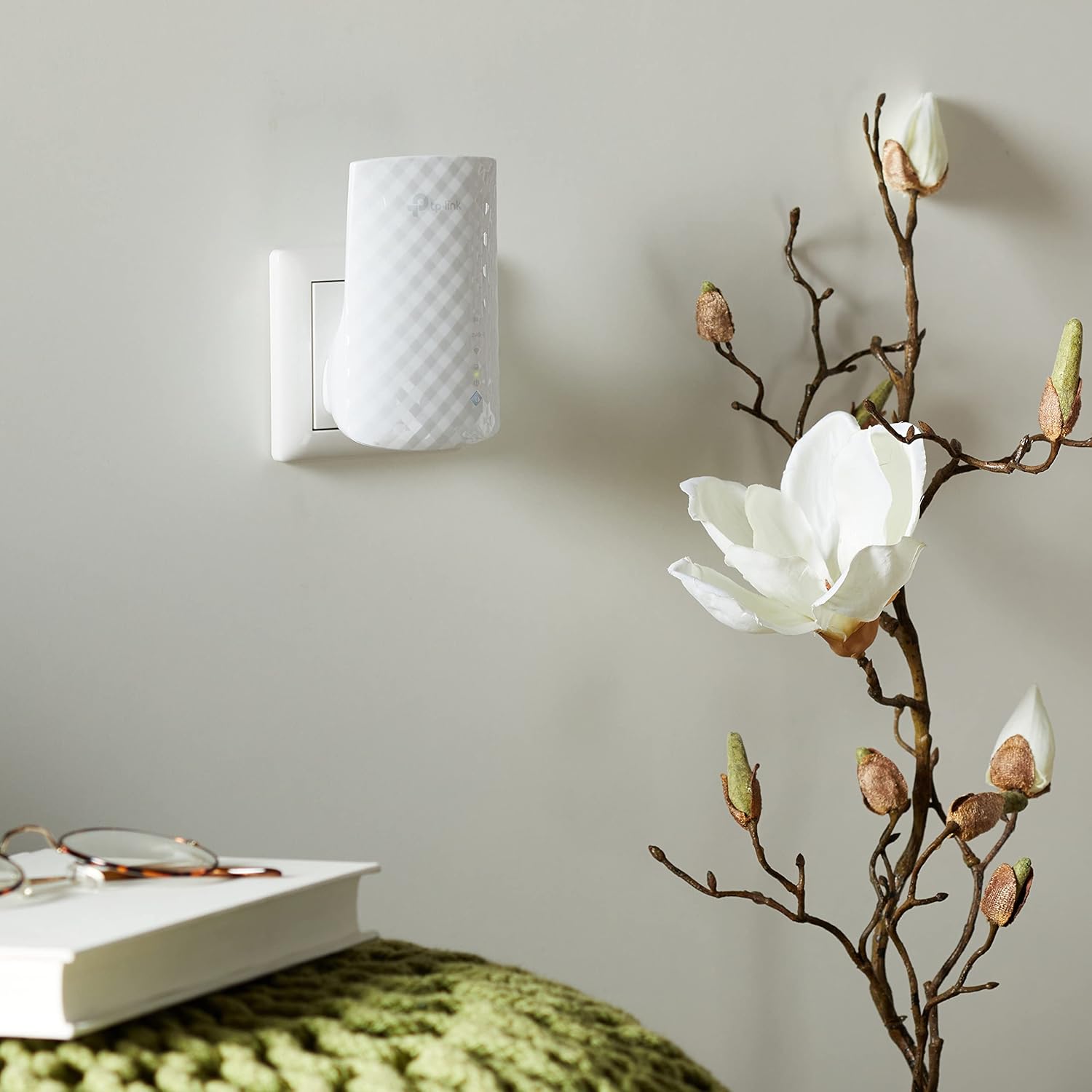 TP-Link WiFi Extender Booster, dual band AC750 Mbps WiFi Range Extender Repeator, Internet Booster cu port Ethernet, Ultraxtend Coverage App Control pentru o configurare ușoară.