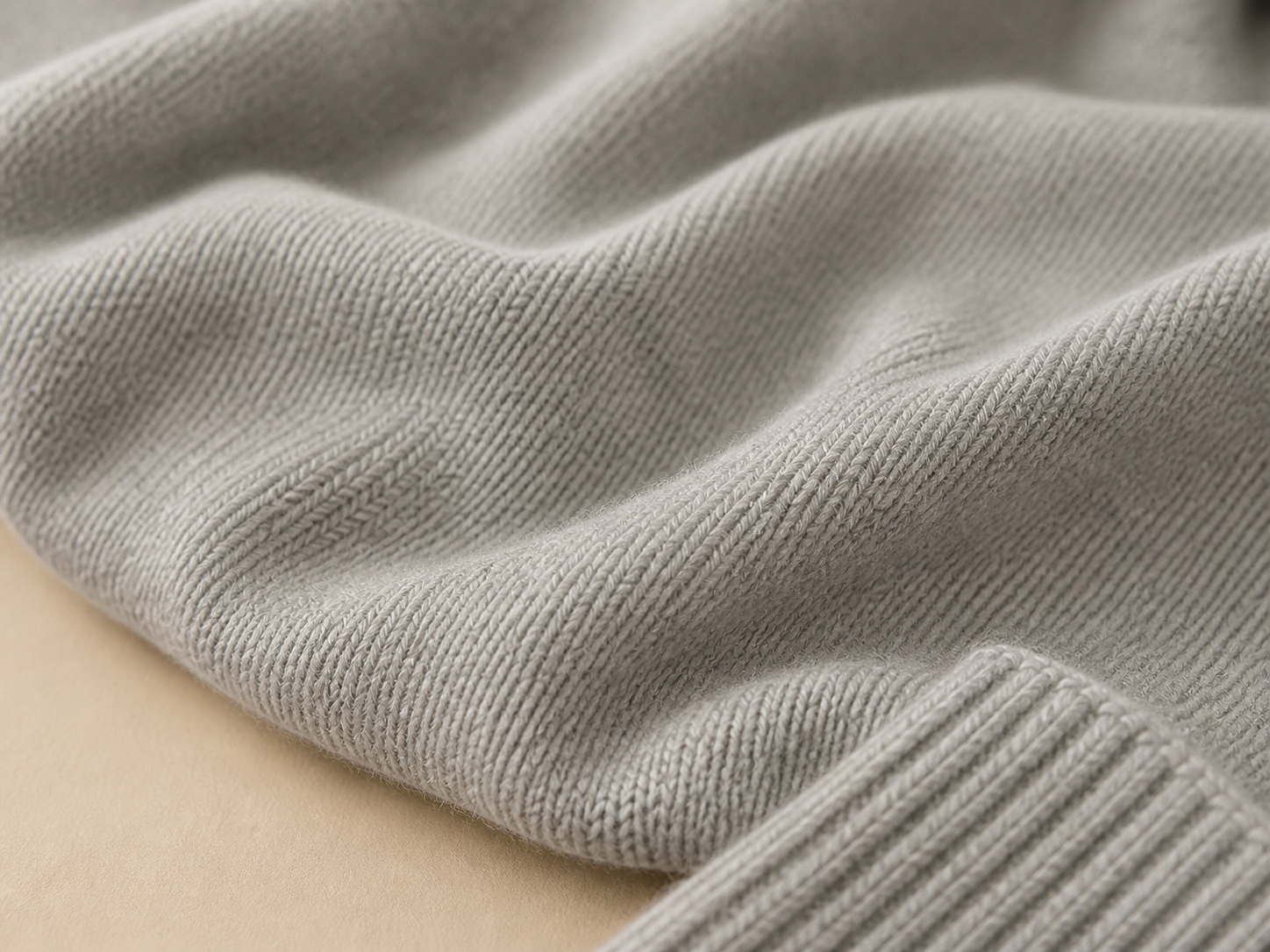 Detailaufnahme der feinen Strickstruktur des Damenpullovers in Grau