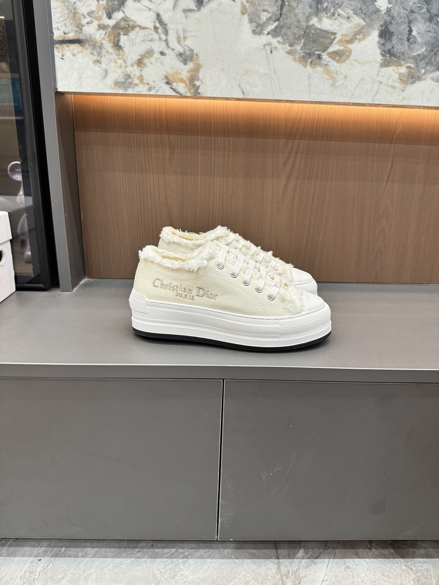 Casual shoes