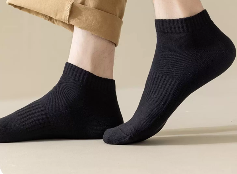 Men's Girl socks, men's autumn and winter sweat absorbing white short socks, youth sports anti odor socks, spring and autumn mid tube socks
