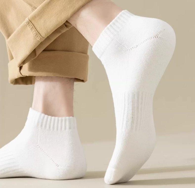 Men's Girl socks, men's autumn and winter sweat absorbing white short socks, youth sports anti odor socks, spring and autumn mid tube socks