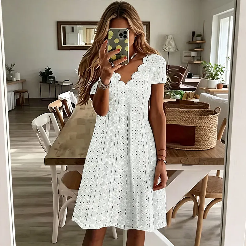 👗 Nasz wybór – Sukienka z dekoltem w serek i ażurowym wzorem oraz wykończeniem typu „muszelka” – lekka i romantyczna propozycja na przyjęcie w ogrodzie lub brunch 🌿