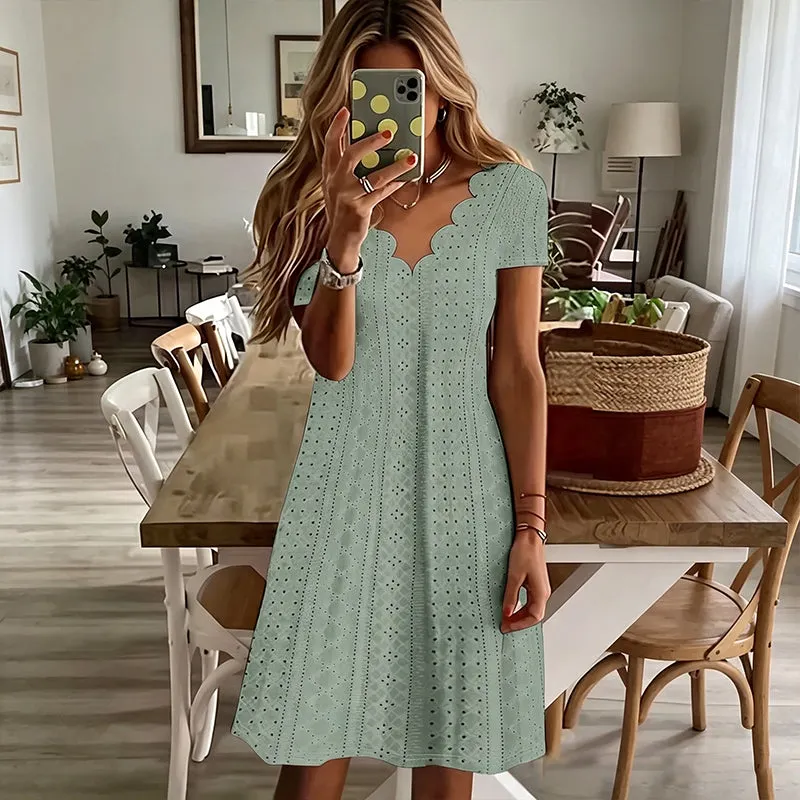 👗 Nasz wybór – Sukienka z dekoltem w serek i ażurowym wzorem oraz wykończeniem typu „muszelka” – lekka i romantyczna propozycja na przyjęcie w ogrodzie lub brunch 🌿