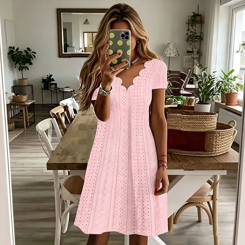 👗 Nasz wybór – Sukienka z dekoltem w serek i ażurowym wzorem oraz wykończeniem typu „muszelka” – lekka i romantyczna propozycja na przyjęcie w ogrodzie lub brunch 🌿