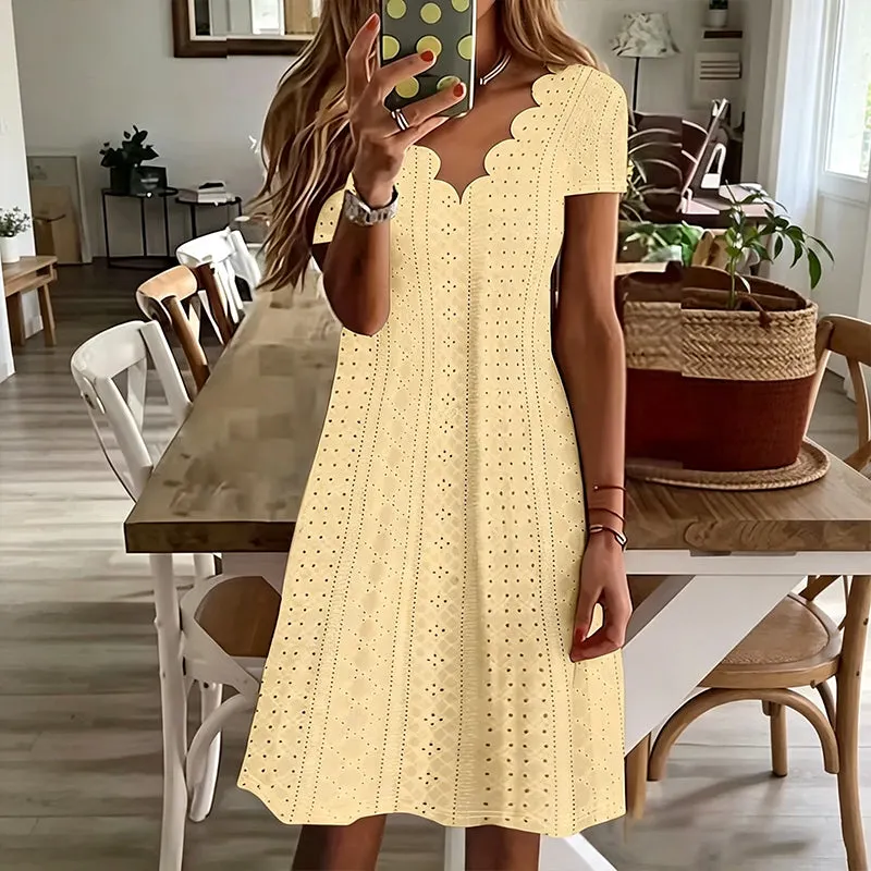 👗 Nasz wybór – Sukienka z dekoltem w serek i ażurowym wzorem oraz wykończeniem typu „muszelka” – lekka i romantyczna propozycja na przyjęcie w ogrodzie lub brunch 🌿