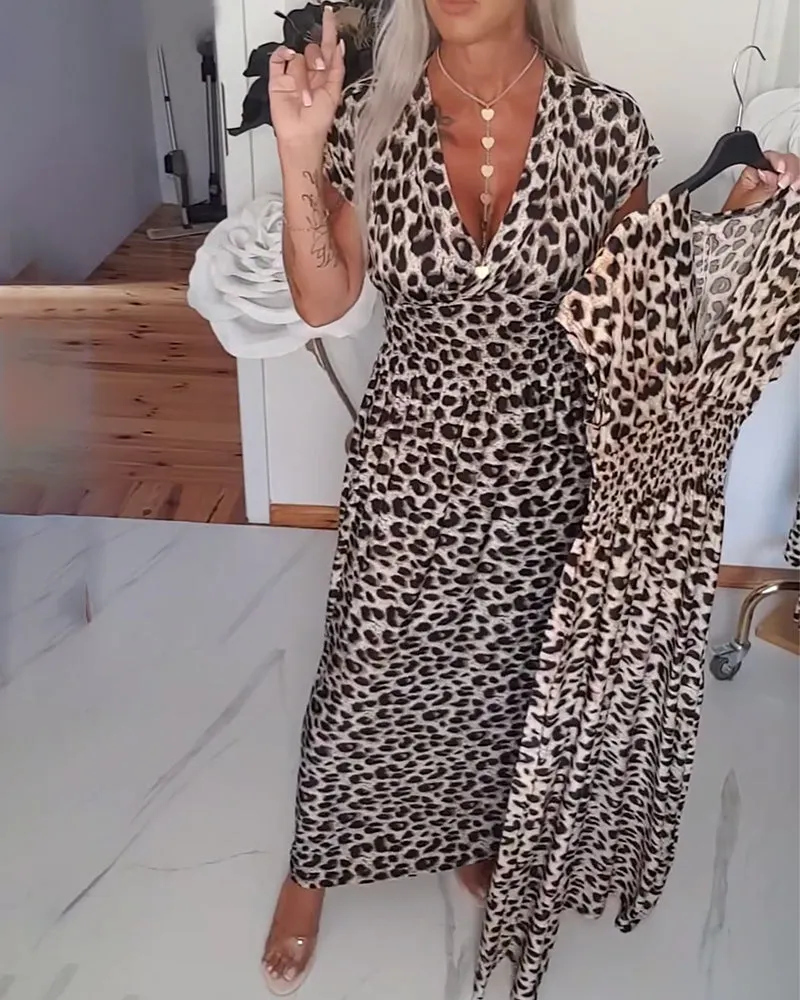 Elegancka sukienka z nadrukiem w panterkę i dekoltem w serek