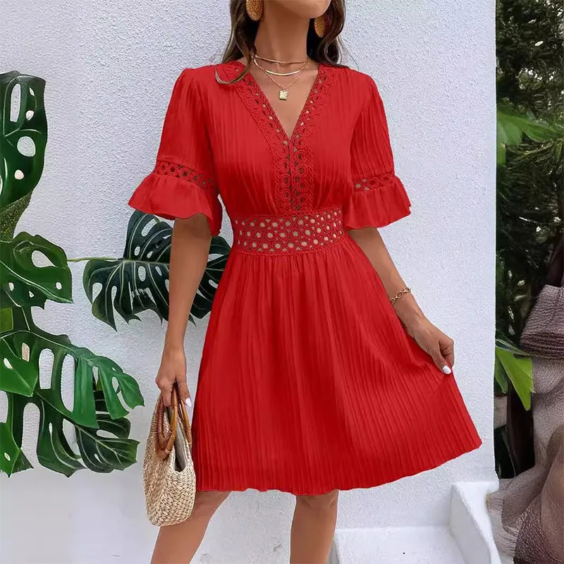 👗Elegancka sukienka z dekoltem w serek i koronkowymi wycięciami