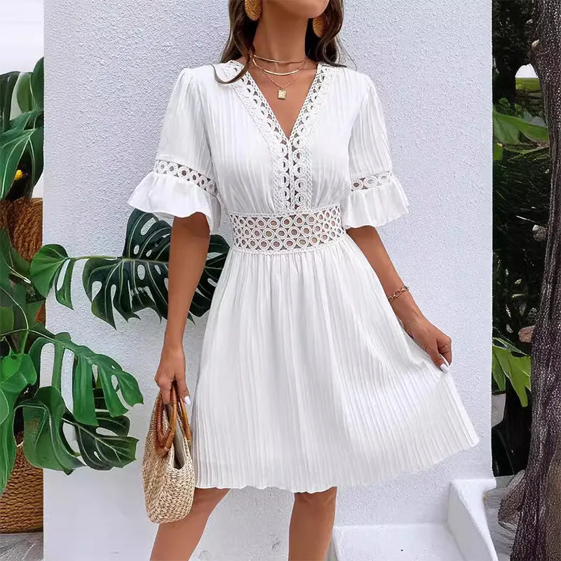 👗Elegancka sukienka z dekoltem w serek i koronkowymi wycięciami