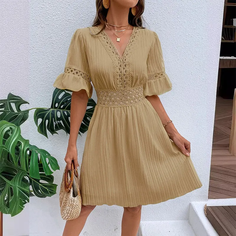 👗Elegancka sukienka z dekoltem w serek i koronkowymi wycięciami
