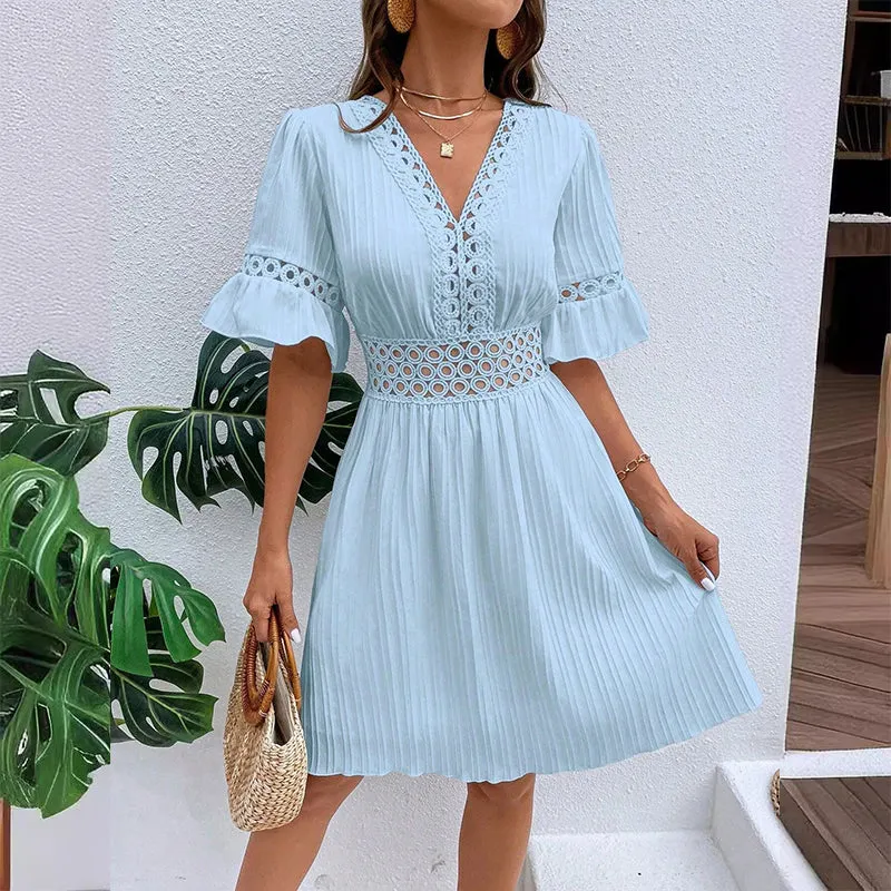 👗Elegancka sukienka z dekoltem w serek i koronkowymi wycięciami