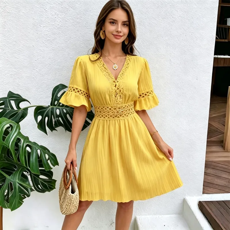 👗Elegancka sukienka z dekoltem w serek i koronkowymi wycięciami