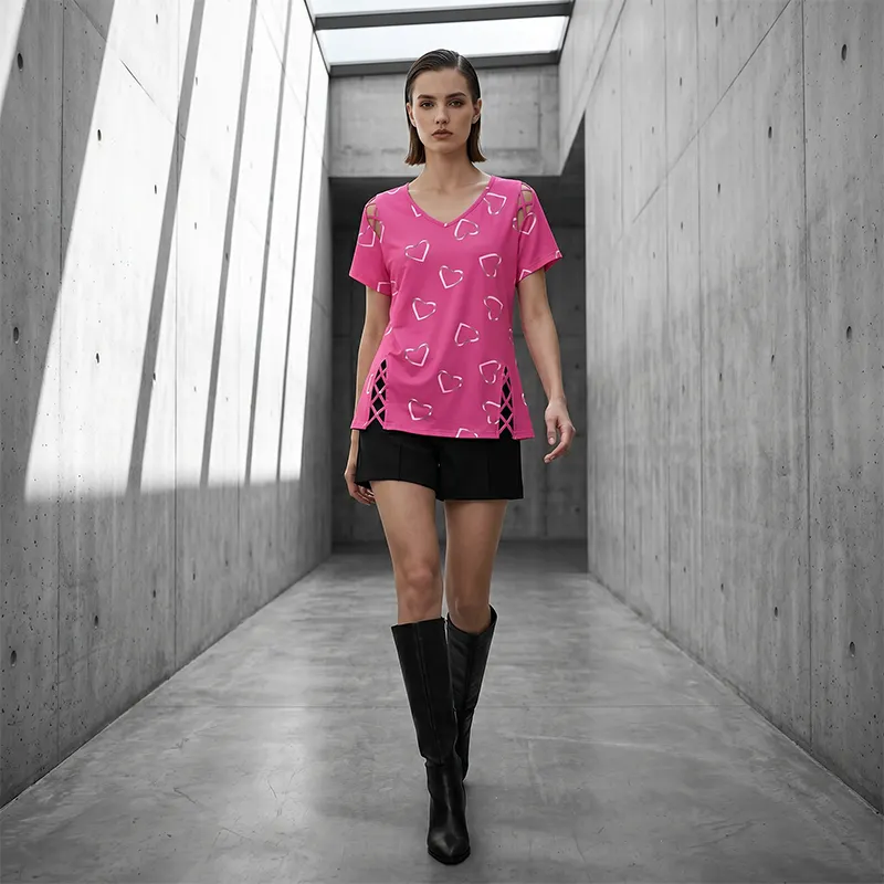👗🌸Letnia bluzka damska z dekoltem w serek i nadrukiem — miękka, elegancka🌟