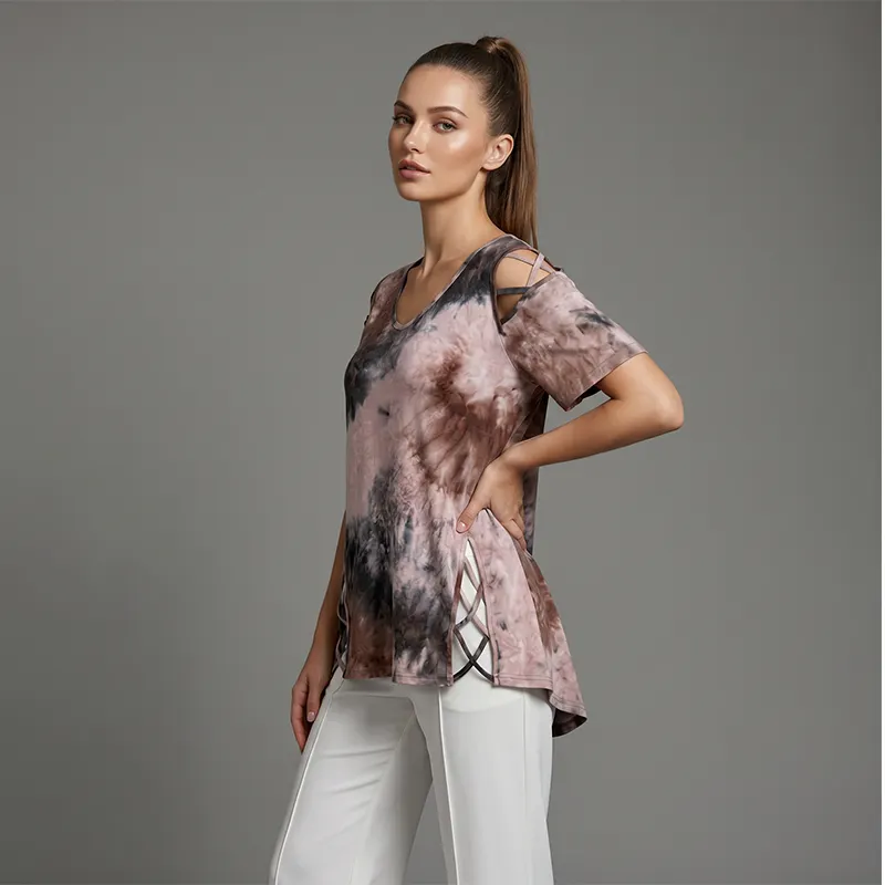 👗🌸Letnia bluzka damska z dekoltem w serek i nadrukiem — miękka, elegancka🌟