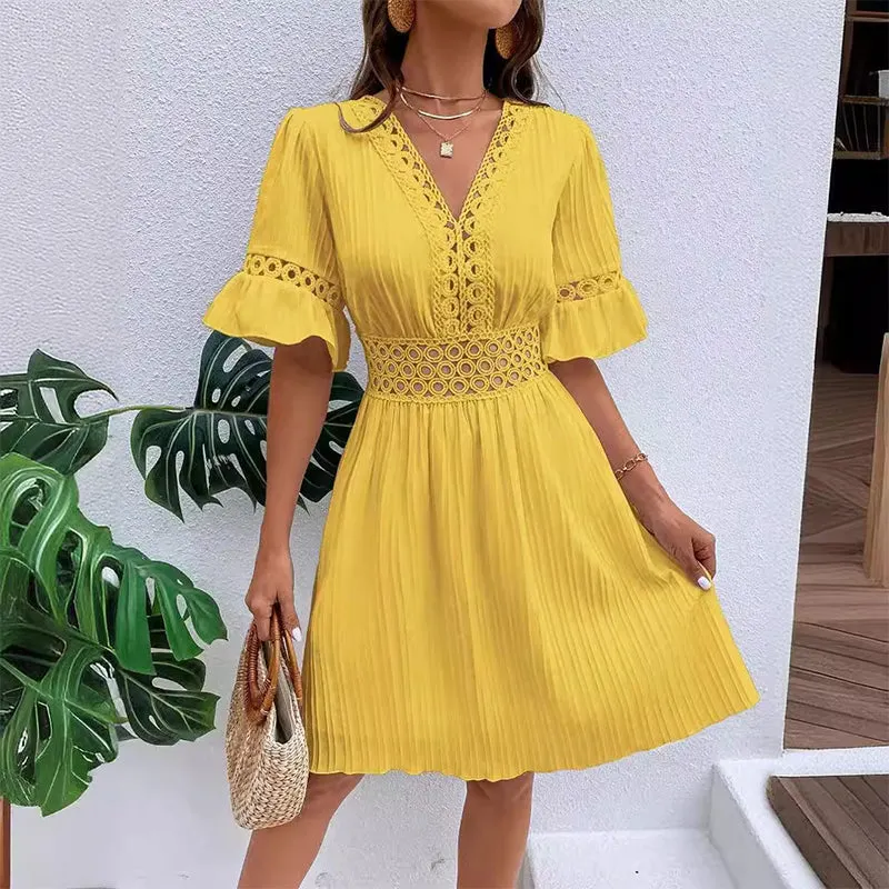 👗Elegancka sukienka z dekoltem w serek i koronkowymi wycięciami