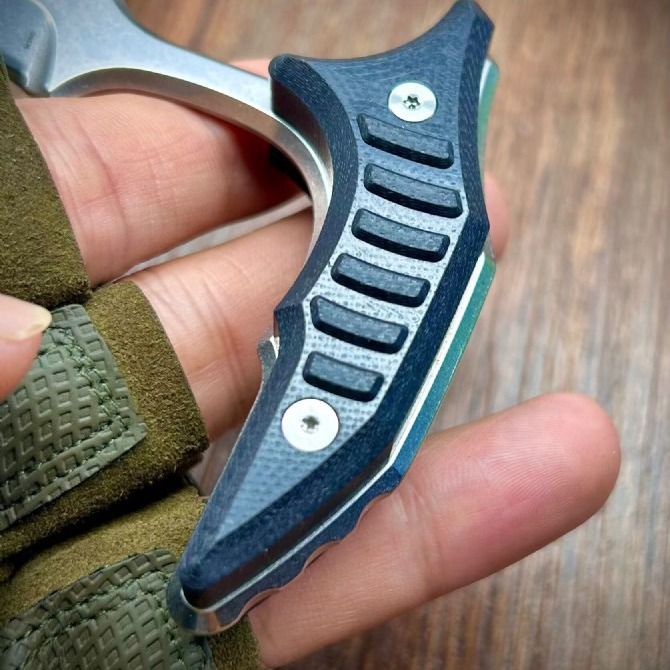 One-piece steel high hardness claw knife