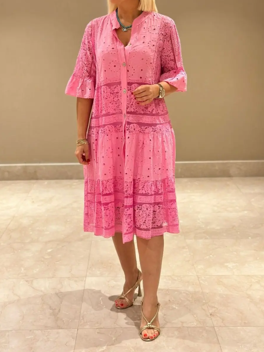 Emberly™ – Robe ajustée avec broderie et patte de boutonnage