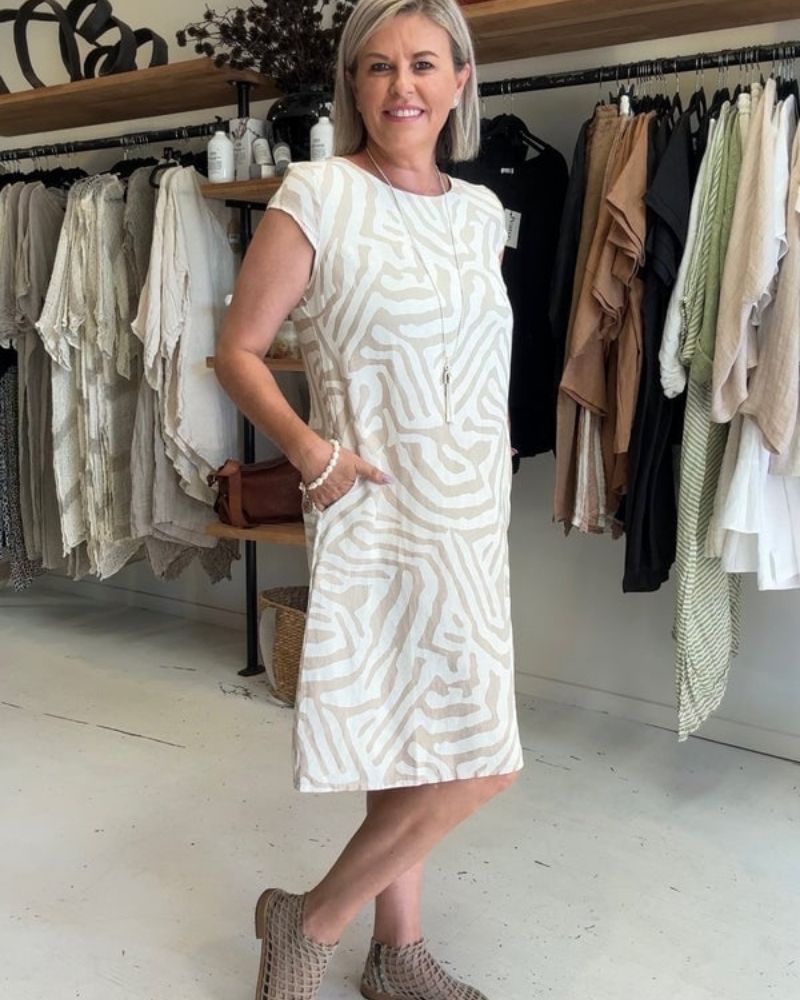Solina™ – Robe à col rond avec un magnifique imprimé couvrant le ventre