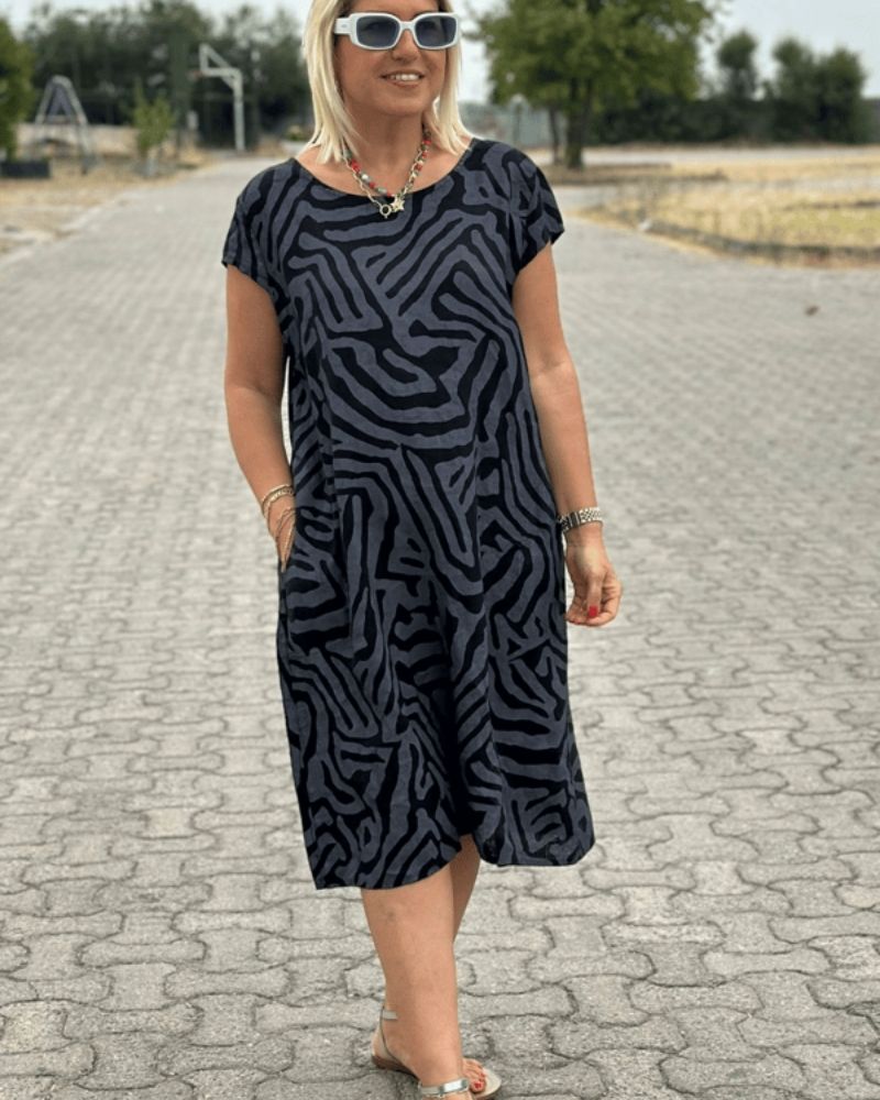 Solina™ – Robe à col rond avec un magnifique imprimé couvrant le ventre