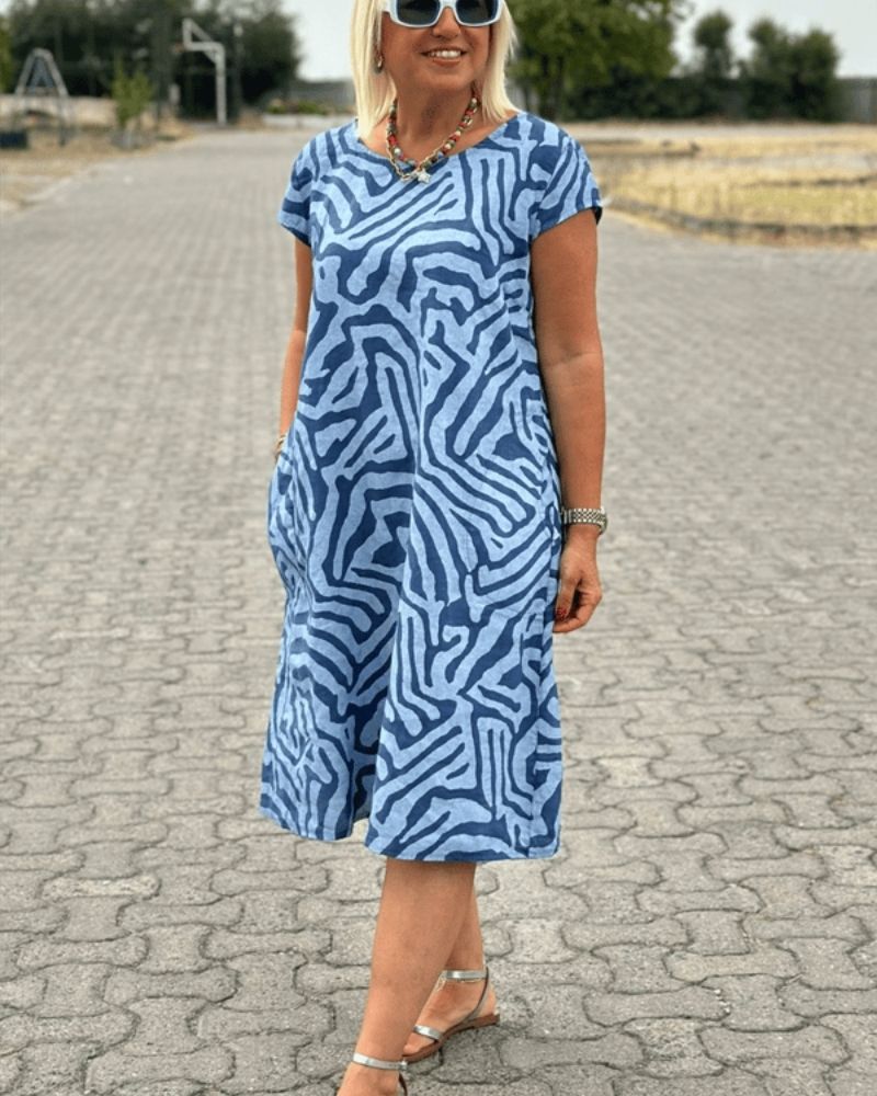 Solina™ – Robe à col rond avec un magnifique imprimé couvrant le ventre