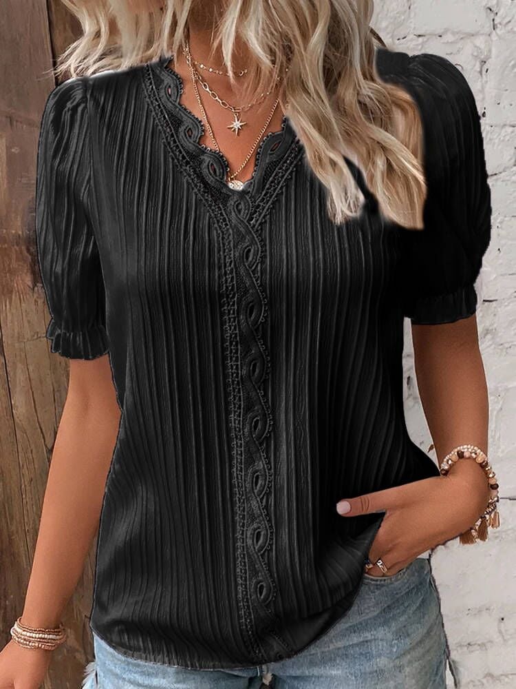 Chemise élégante avec décolleté en V et dentelle simple