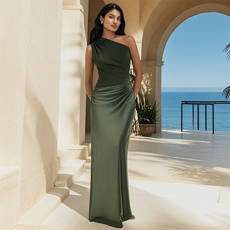 Robe longue asymétrique en satin Amber™