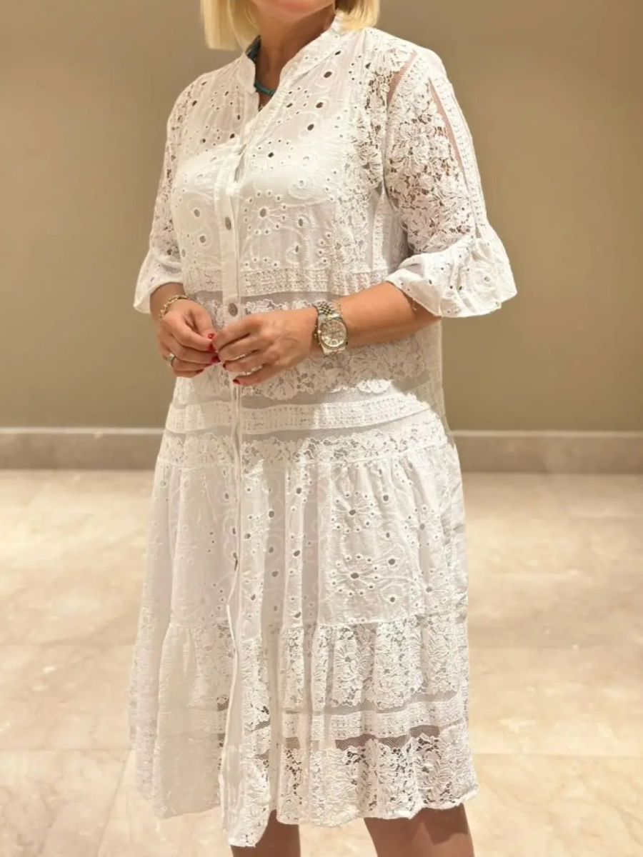 Emberly™ – Robe ajustée avec broderie et patte de boutonnage