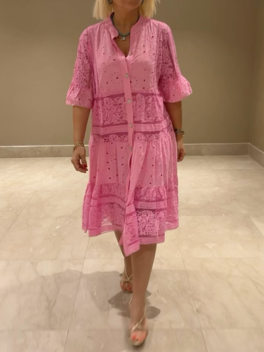 Emberly™ – Robe ajustée avec broderie et patte de boutonnage