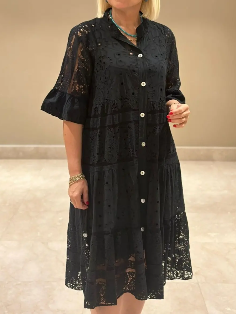 Emberly™ – Robe ajustée avec broderie et patte de boutonnage