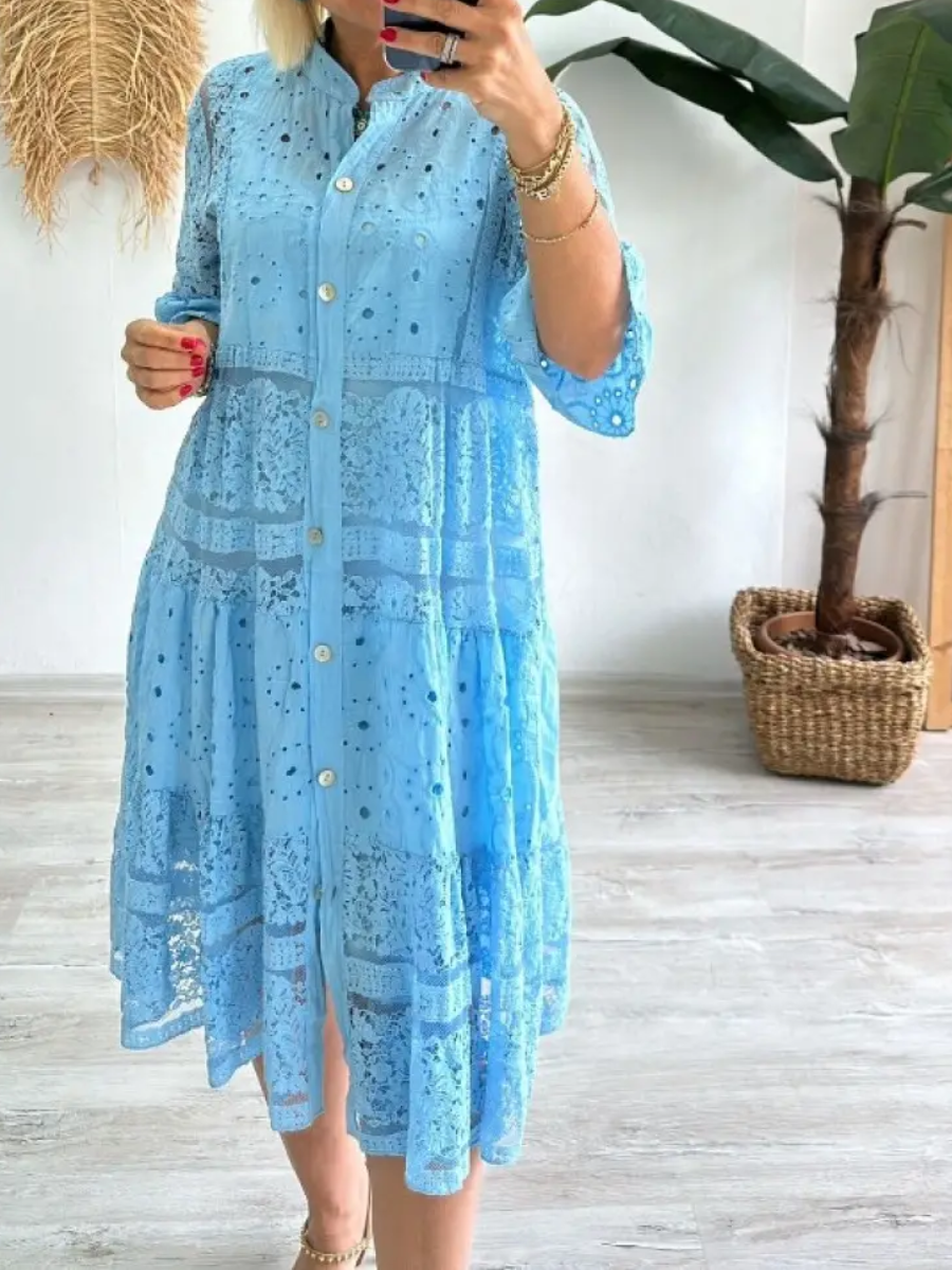 Emberly™ – Robe ajustée avec broderie et patte de boutonnage