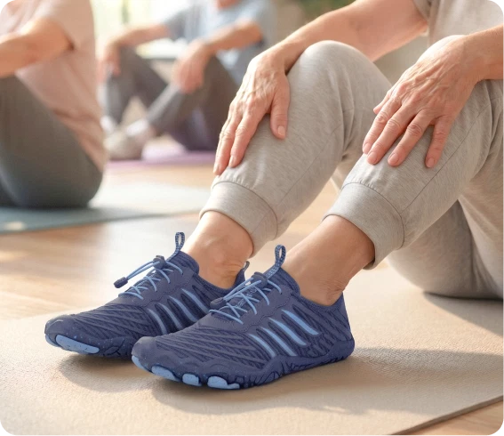 Navy Grounded Footwear Schuhe während einer sitzenden Indoor-Dehnübung getragen