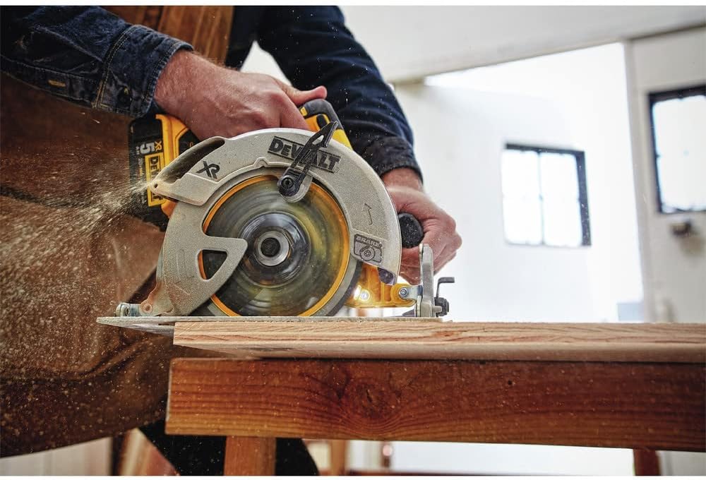 DEWALT 20V MAX* 7-1/4-Inch Cordless Circular Saw with Brake Kit (DCS570P1)