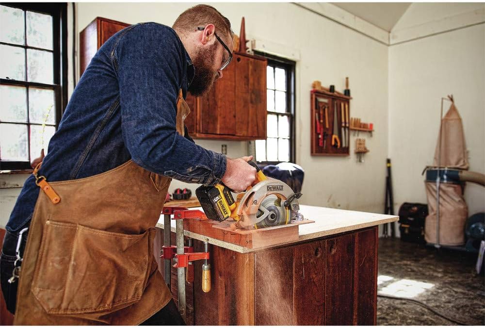 DEWALT 20V MAX* 7-1/4-Inch Cordless Circular Saw with Brake Kit (DCS570P1)