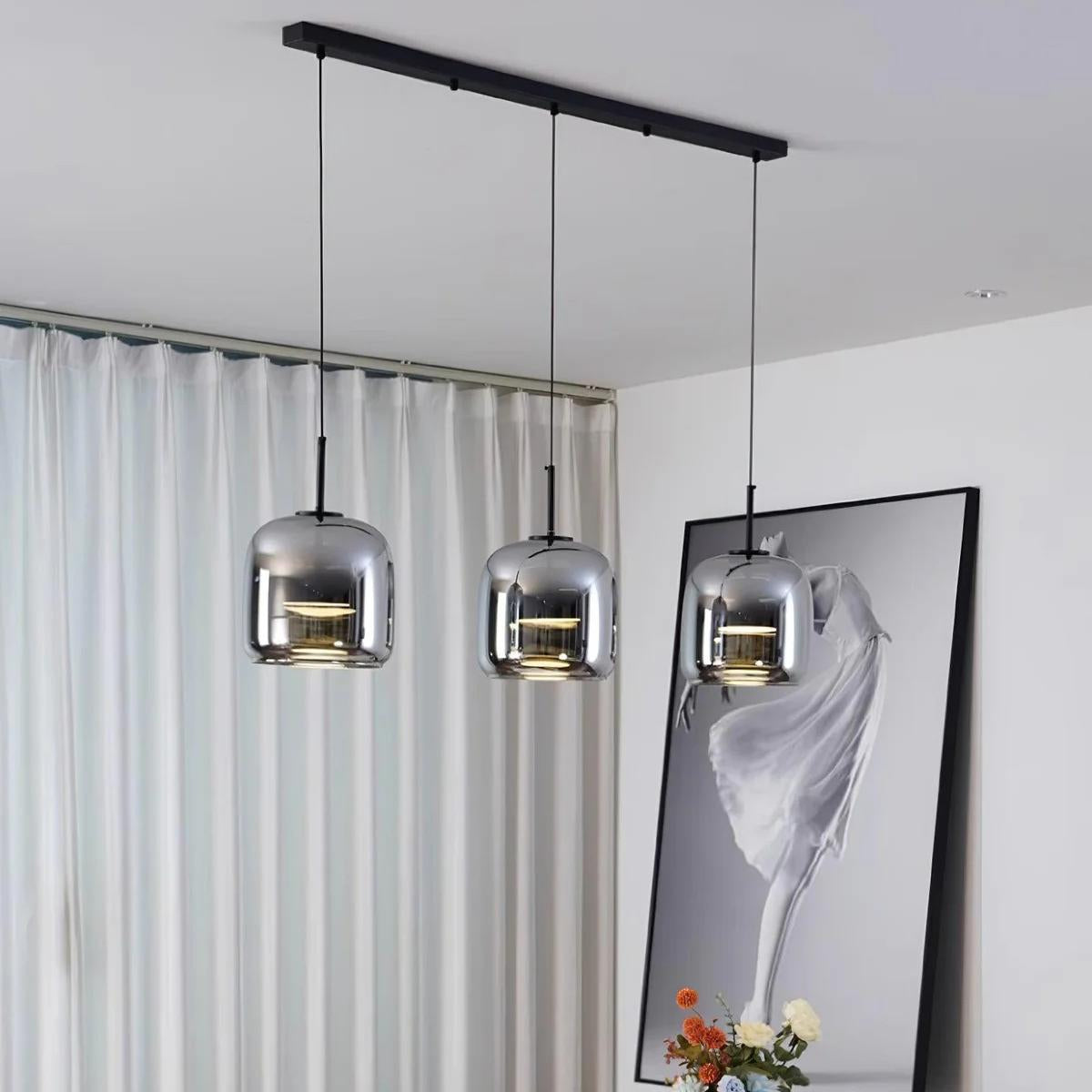 Moderne Pendelleuchte Freja aus Rauchglas scene6.webp__PID:7ffe86d3-e011-4557-8612-806c89b6dff2