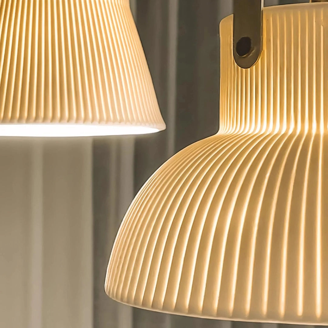 Avery Moderne gerippte Keramikglocken-Pendelleuchte detail4.webp__PID:b97ef753-7021-4e2e-b5ea-c3ab474290cd