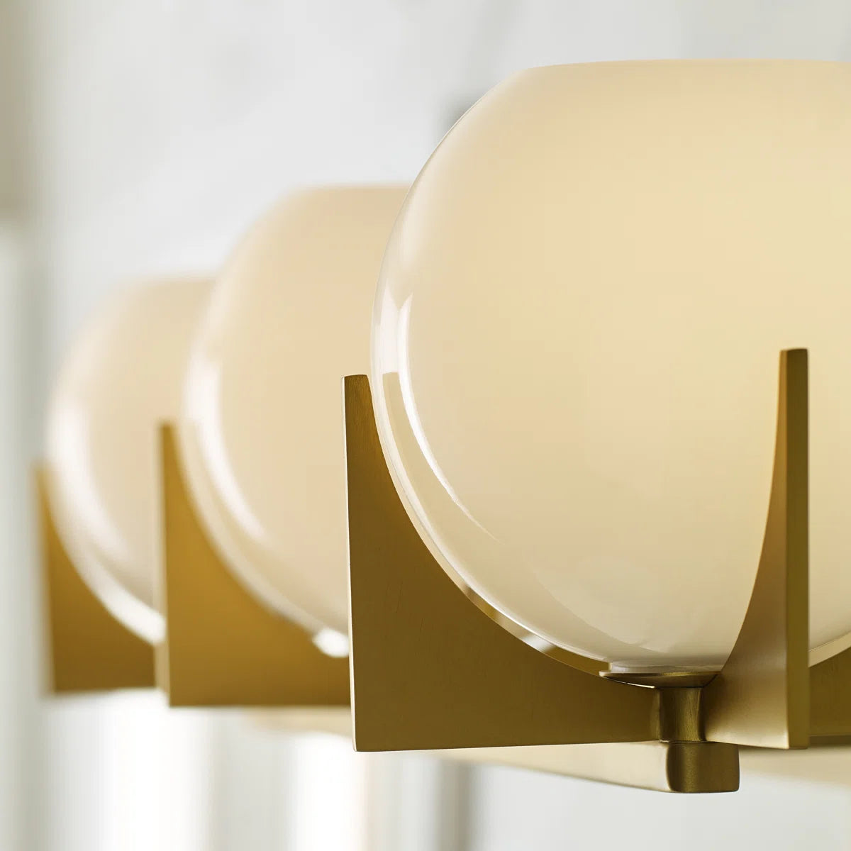 Chase Mid-Century Modern Runde Milchglas-Kosmetikleuchte aus Messing (6).webp__PID:57d76e58-77e5-4d9b-8228-b52da0ac444f