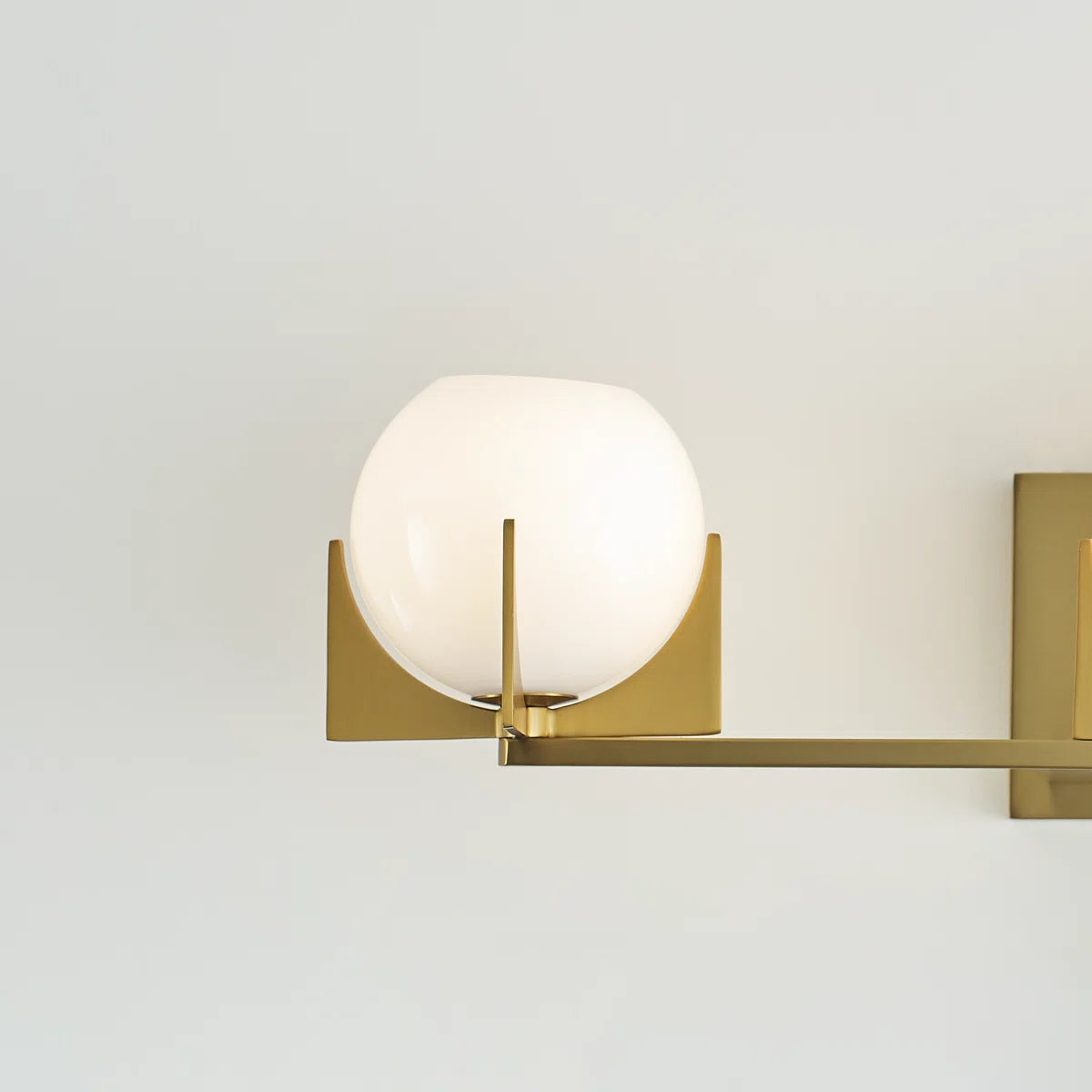 Chase Mid-Century Modern Runde Milchglas-Kosmetikleuchte aus Messing (1).webp__PID:b106a4b3-5057-476e-9877-e58d9bc228b5