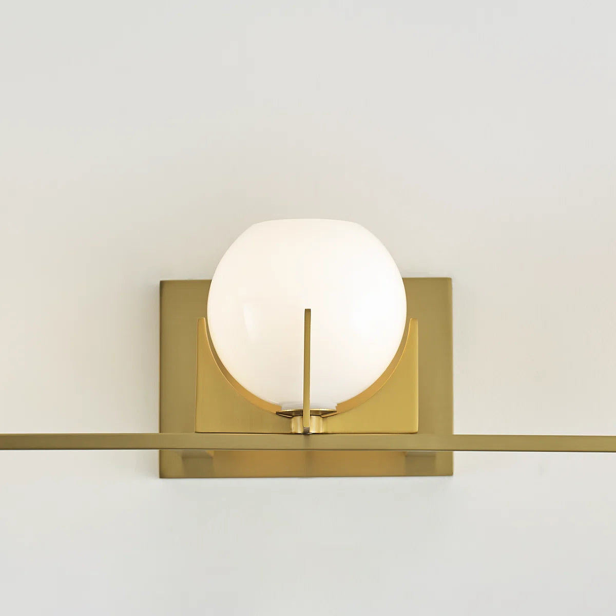 Chase Mid-Century Modern Runde Milchglas-Waschtischleuchte aus Messing (8).webp__PID:6e5877e5-8d9b-4228-b52d-a0ac444fc53f