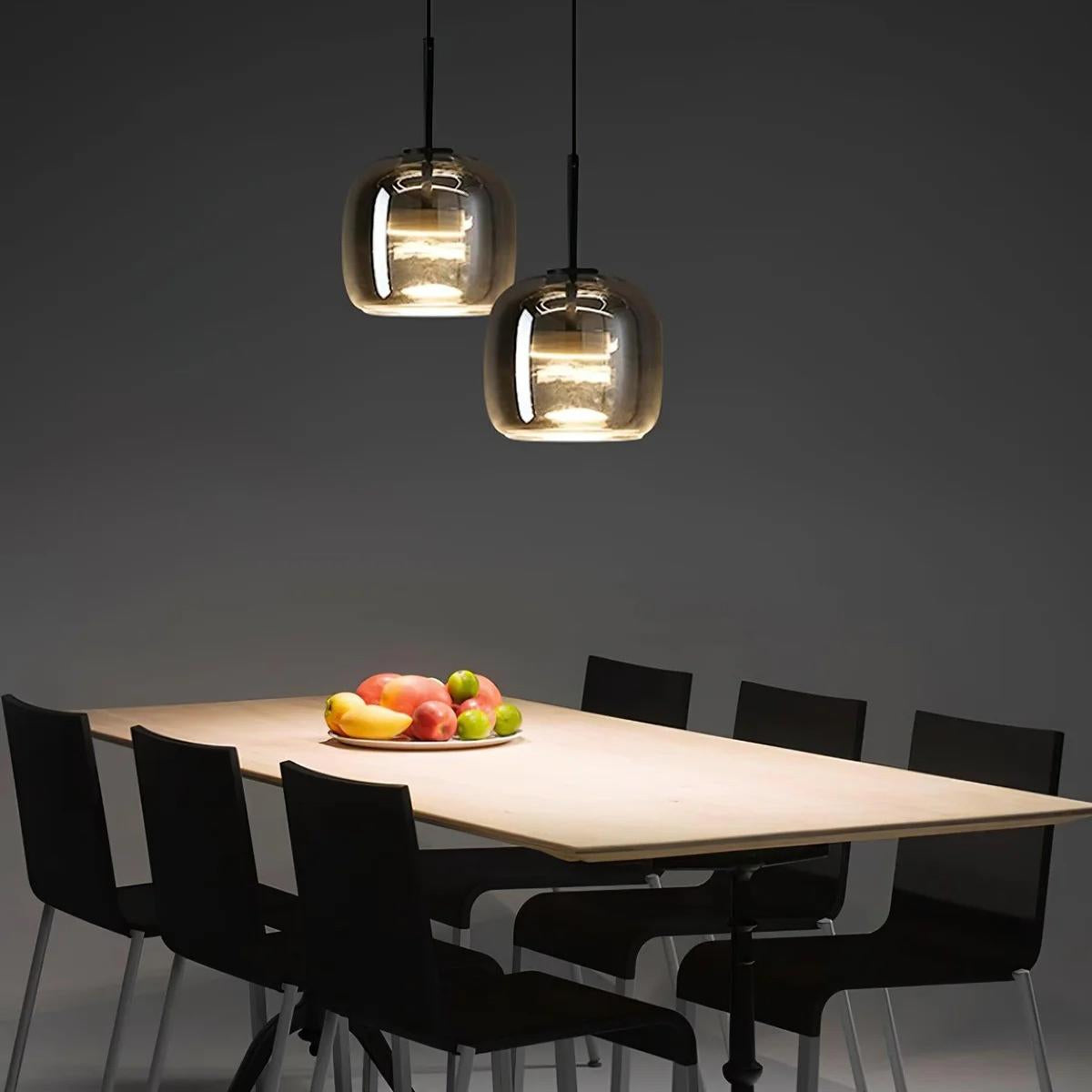 Moderne Pendelleuchte Freja aus Rauchglas scene8.webp__PID:86d3e011-5557-4612-806c-89b6dff29e9f
