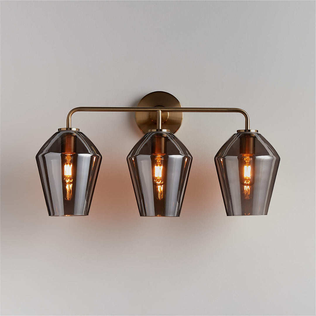 Elara Moderne geometrische Wandleuchte aus Glas und Metall, Silbermessing.webp__PID:f6ce8f30-90f4-4422-8b02-7e45c194b93a