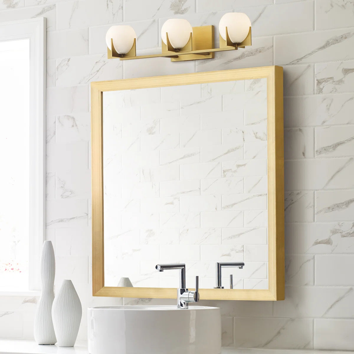 Chase Mid-Century Modern Runde Milchglas-Kosmetikleuchte aus Messing (7).webp__PID:d76e5877-e58d-4bc2-a8b5-2da0ac444fc5