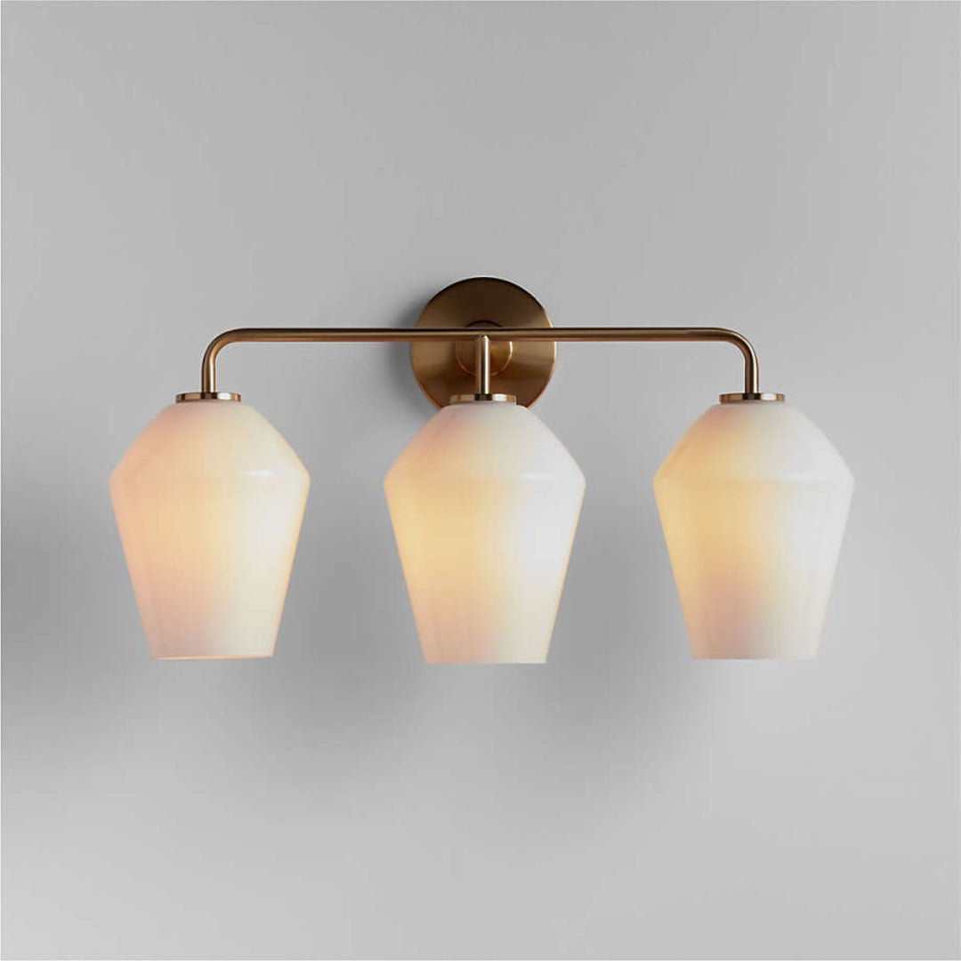Elara Moderne geometrische Wandleuchte aus Glas und Metall, Milchmessing.webp__PID:3090f404-22cb-427e-85c1-94b93a59defe