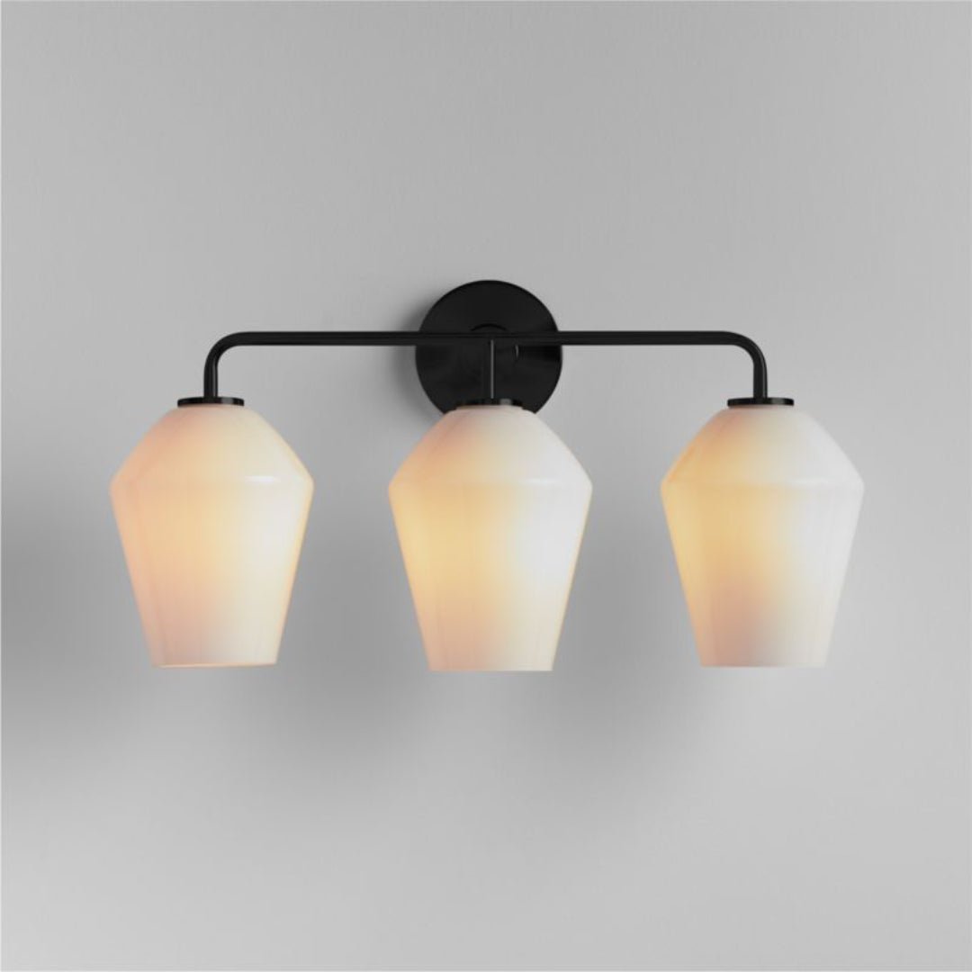 Elara Moderne geometrische Wandleuchte aus Glas und Metall, Milchschwarz.webp__PID:8f3090f4-0422-4b02-be45-c194b93a59de